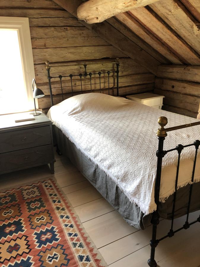 Sov skönt i de rustikt inredda rummen i Bagarstugan